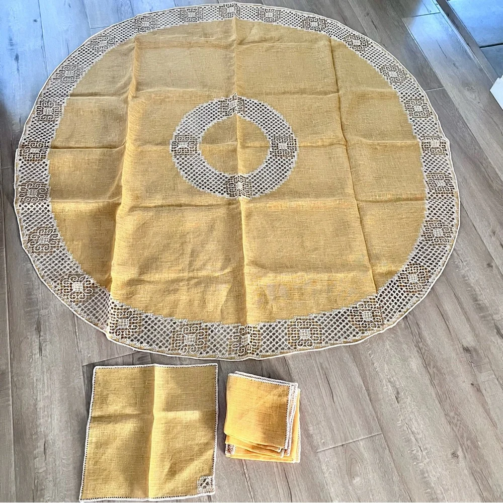 Vtg Beautiful Yellow With White Lace Linen Round Tablecloth 69” & 8 PCs Napkins